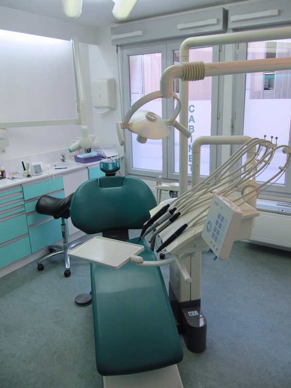 Surprisingly spacious surgery layout; the dental chair in Cabinet Dentaire Lafayette, Lyon
