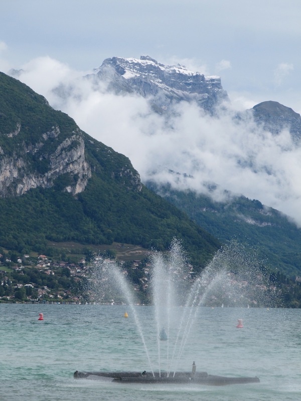 A set of fountains are anchored just out from Annecy&rsquo;s public gardens.