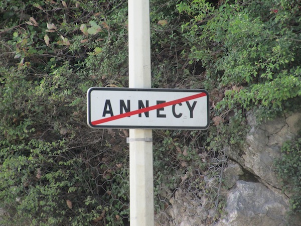 A signpost marking the edge of Annecy.