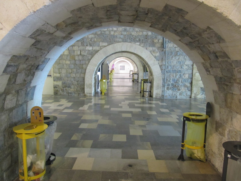 Arches within Nîmes train station