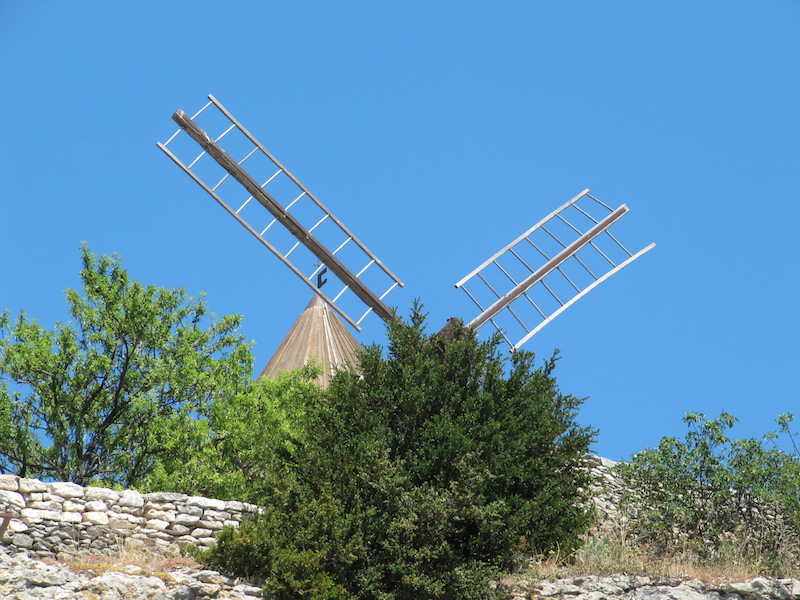 Windmill blades in Saint-Saturnin-lès-Apt