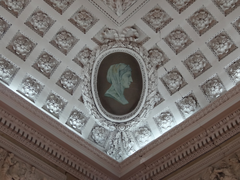 Intricate ceiling corner in a Dijon gallery