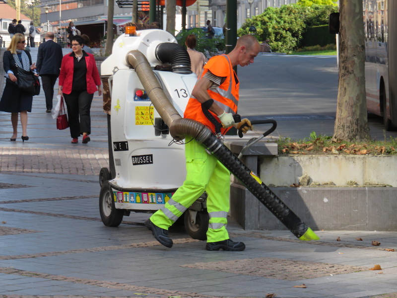 Street vacuum cleaner