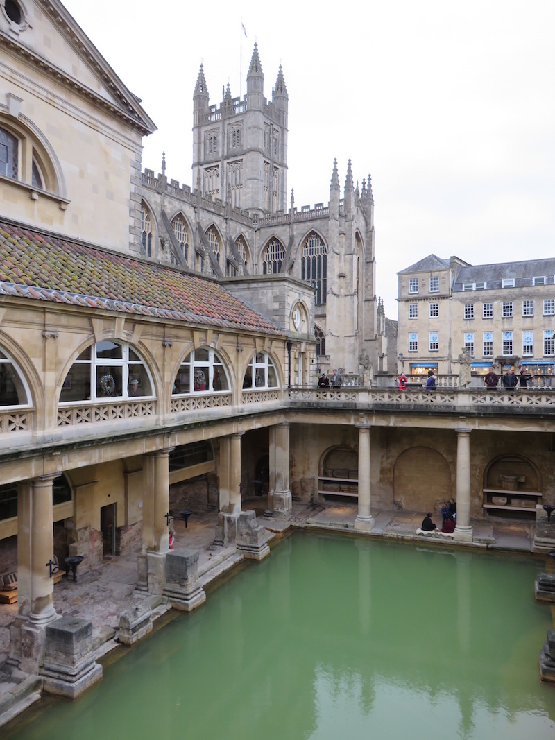 Bath Abby sits in the background of the roman baths