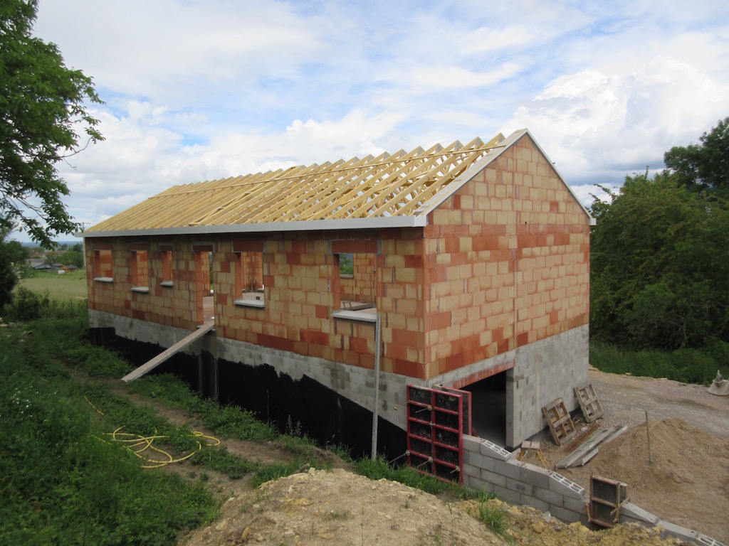 Build week 19: The roof is going on