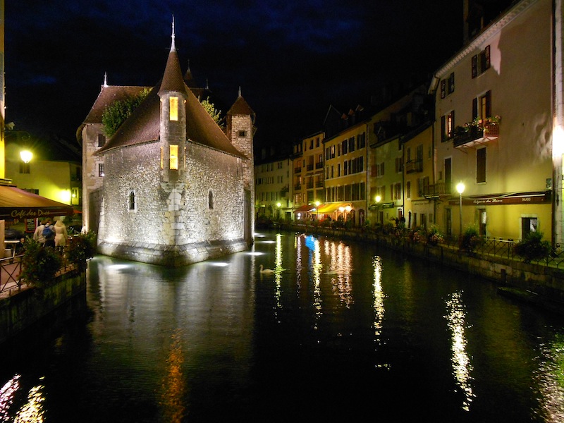 Annecy&rsquo;s old town by night