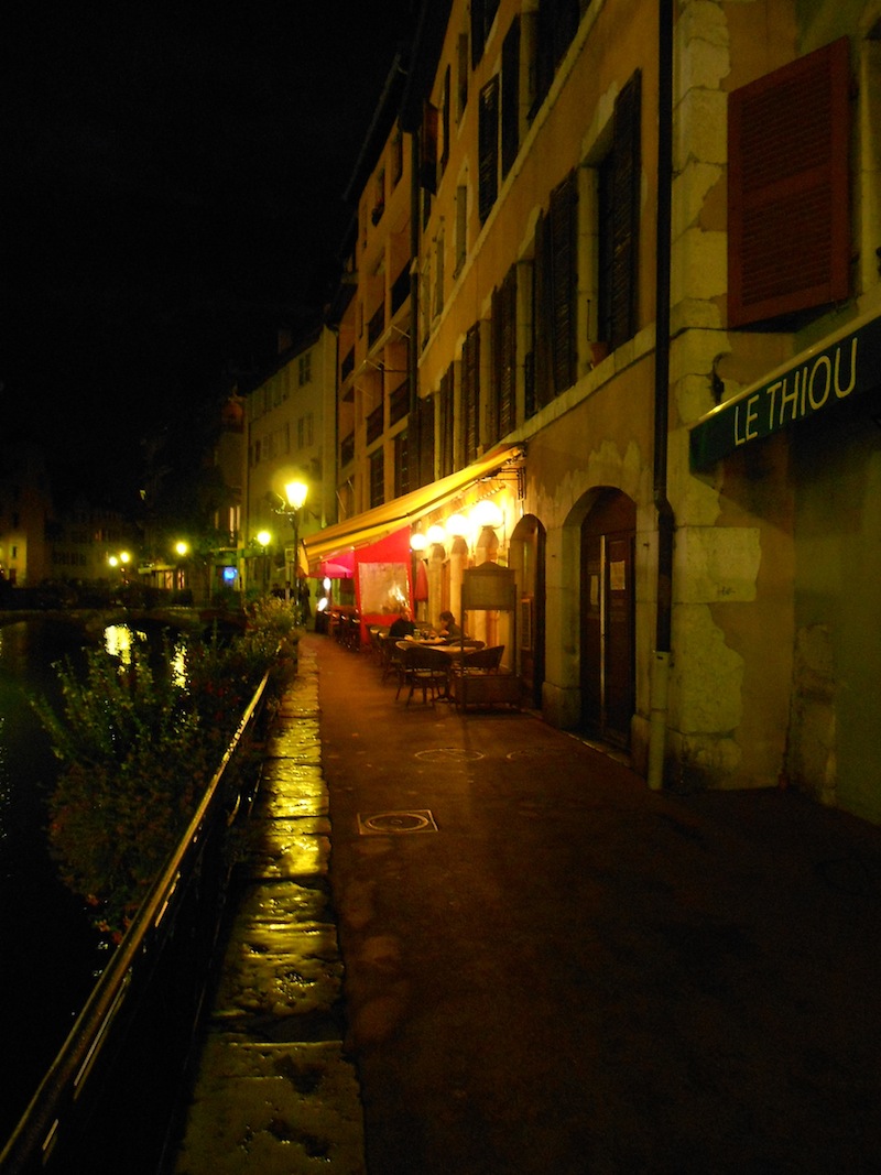 Little restaurants line the canals