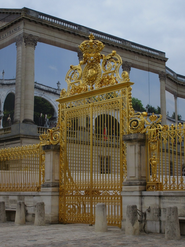 You are greeted by these golden gates when you arrive at the palace